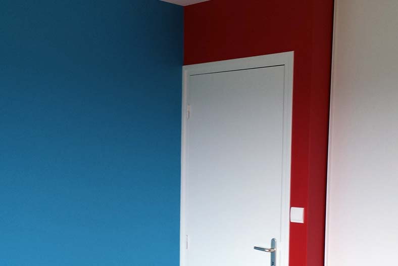 Murs et porte peinte
